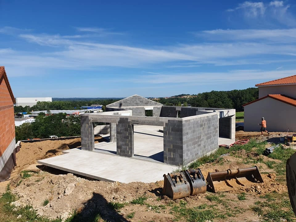 Maison moderne construite par JMG Maçonnerie